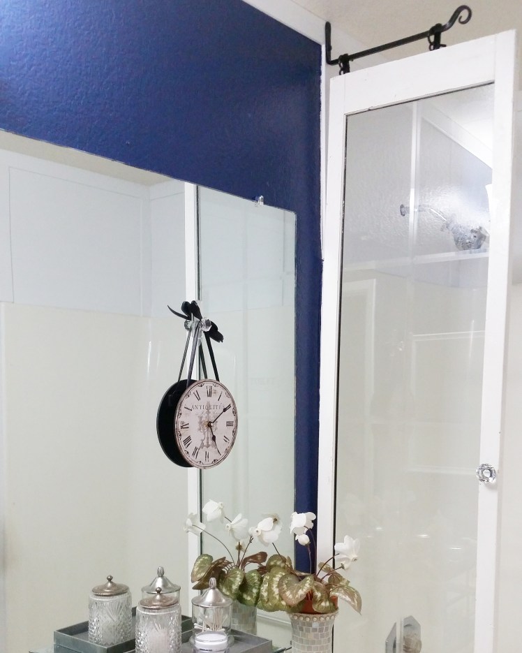 Still Need a little paint touch up, right up there☝ and the mirror still needs to be framed.